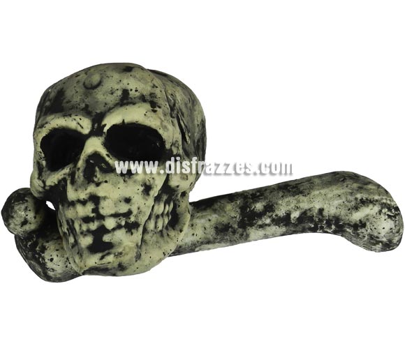 Hueso con Calavera para decoración de Halloween de 9 x 18 cms. Material de corcho. También sirve como Complemento de tu disfraz de Halloween, o para un disfraz de Troglodita o Cavernícola para llevar en la mano. 