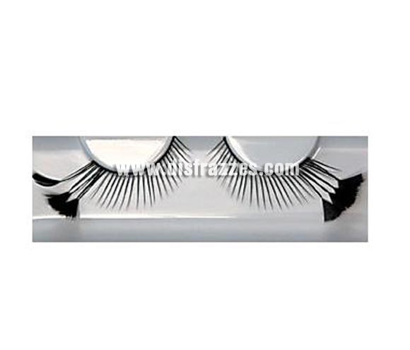 Pestañas postizas (Eyelashes - 151) de color negro con plumas en la punta.
Se utiliza para crear un efecto de grosor en las pestañas.
Retire con cuidado las pestañas de su caja y, utilizando el extremo con adhesivo que sostiene las pestañas en su caja puede adherir las pestañas al extremo superior utilizando pinzas o los dedos. Trabaje desde adentro hacia fuera y empiece ligeramente desde el lado interior del ojo, después quite las pestañas de nuevo. Cualquier longitud sobrante se puede cortar por el extremo exterior. 
Aplique un poco de Eyelash Adhesive (pegamento para pestañas) en la palma de la mano y después aplique una pequeña cantidad de pegamento en las orillas de la pestaña ya sea con algún lado de la espátula o la cola del pincel. Utilice más pegamento en las orillas internas y externas.