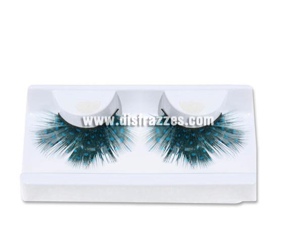 Pestañas plumas con pegamento.