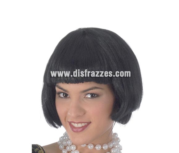 Peluca media melena negra con flequillo. Perfecta para disfraces de Charlestón y muy utilizada en Despedidas de Soletera.