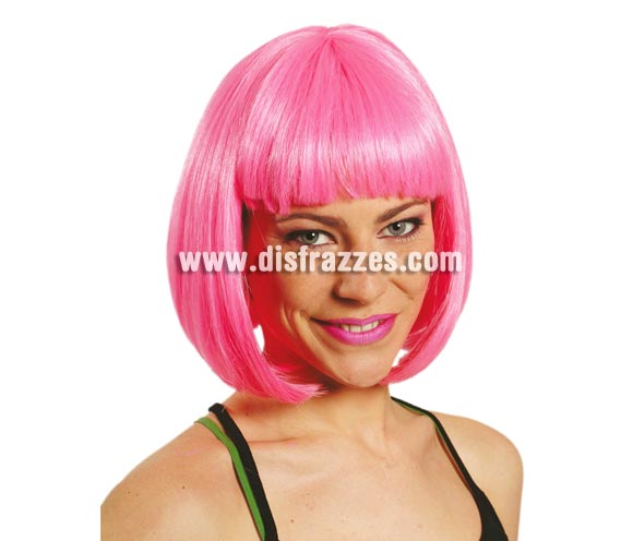Peluca media melena de color rosa con flequillo.