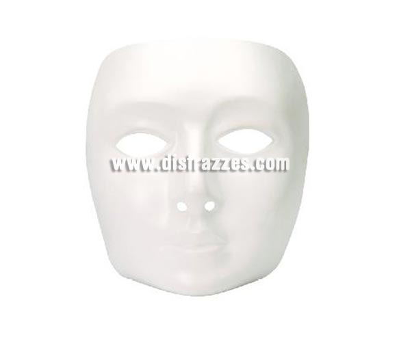 Careta blanca con cara de mujer.