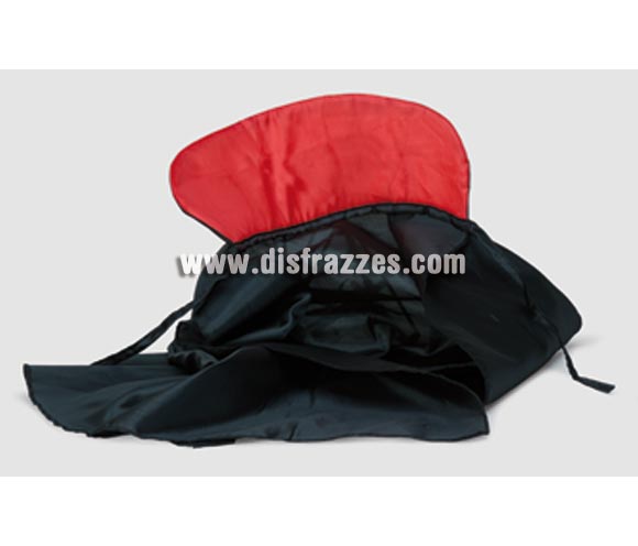 Capa de tela negra con cuello rojo pequeña 68 cm. perfecta para niños.