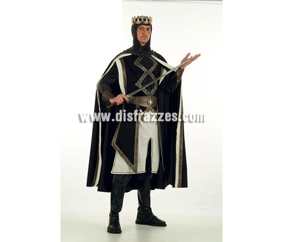 Disfraz de Rey de las Cruzadas Medieval Extralujo. Alta calidad en telas y acabados. Fabricado en España. Disponible en varias tallas. Incluye camisa, pantalón, capa, cinturón, puños, cubrebotas, casaca y capucha. Corona NO incluida, podrás verla en la sección Complementos.