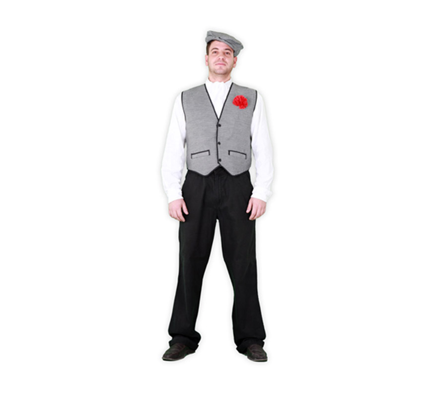 Disfraz de Madrileño para hombre. Talla XL = 54/58. Incluye gorra, pañuelo y chaleco con clavel. Éste traje es muy barato y está muy bien para disfrazarse de Chulapo en Carnaval, en San Isidro o en cualquier Fiesta. La pareja de éste disfraz es la ref. 08272BT, que es el disfraz de Madrileña.