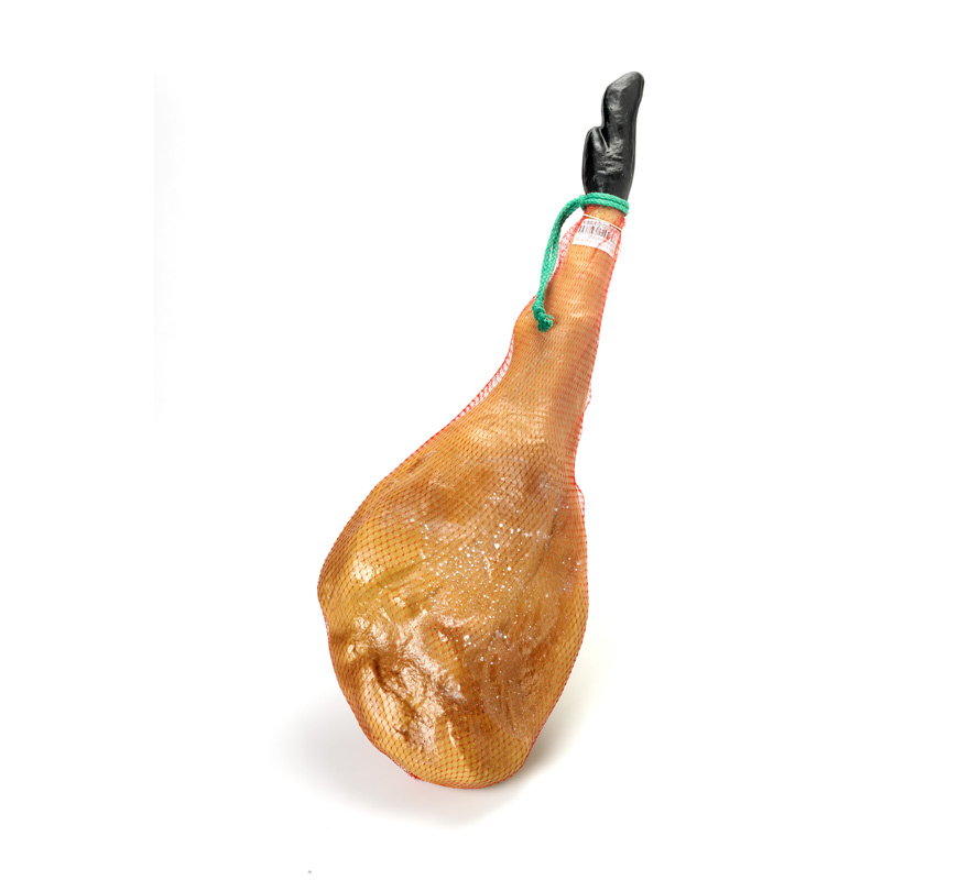 Jamón de plástico. Perfecto para disfraces de Fiesta Española y para gastar alguna broma a algún conocido. El precio sólo incluye el Jamón de plástico. Tamaño real como una paletilla de cerdo.