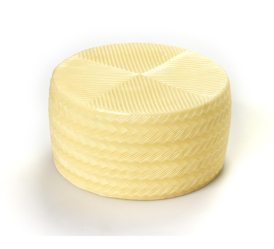 Queso Manchego tierno de plástico. Perfecto para disfraces de Fiesta Española y para gastar alguna broma a algún conocido. El precio sólo incluye el queso tierno de plástico. Tamaño Real como un queso Manchego de verdad.