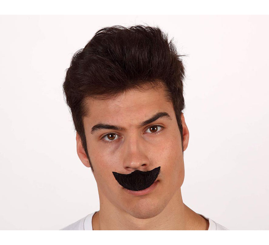 Bigote curvado negro.