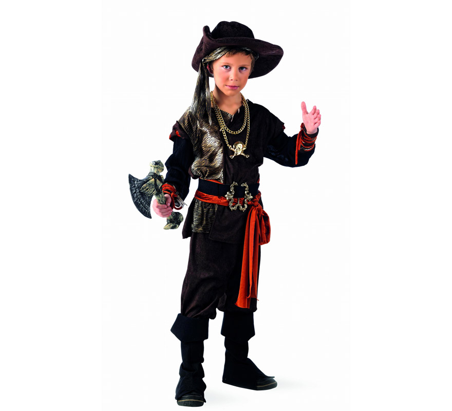 Disfraz de Pirata Aventurero Deluxe para niño. Alta calidad, hecho en España. Disponible en varias tallas. Incluye camisa, pantalón, fajín con cinturón, sombrero y cubrebotas. Collar y hacha NO incluidos, podrás encontrarla el Hacha en nuestra sección de Complementos.