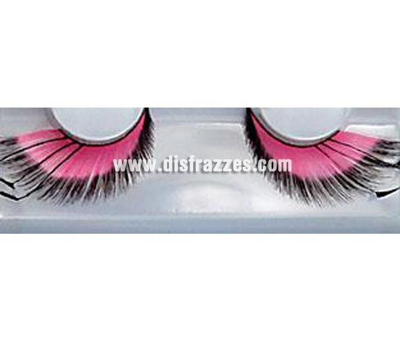 Pestañas postizas extralargas (Eyelashes - 155) de color rosa y negro con plumas negras en las puntas.
Se utiliza para crear un efecto de grosor en las pestañas.
Retire con cuidado las pestañas de su caja y, utilizando el extremo con adhesivo que sostiene las pestañas en su caja puede adherir las pestañas al extremo superior utilizando pinzas o los dedos. Trabaje desde adentro hacia fuera y empiece ligeramente desde el lado interior del ojo, después quite las pestañas de nuevo. Cualquier longitud sobrante se puede cortar por el extremo exterior. 
Aplique un poco de Eyelash Adhesive (pegamento para pestañas) en la palma de la mano y después aplique una pequeña cantidad de pegamento en las orillas de la pestaña ya sea con algún lado de la espátula o la cola del pincel. Utilice más pegamento en las orillas internas y externas.