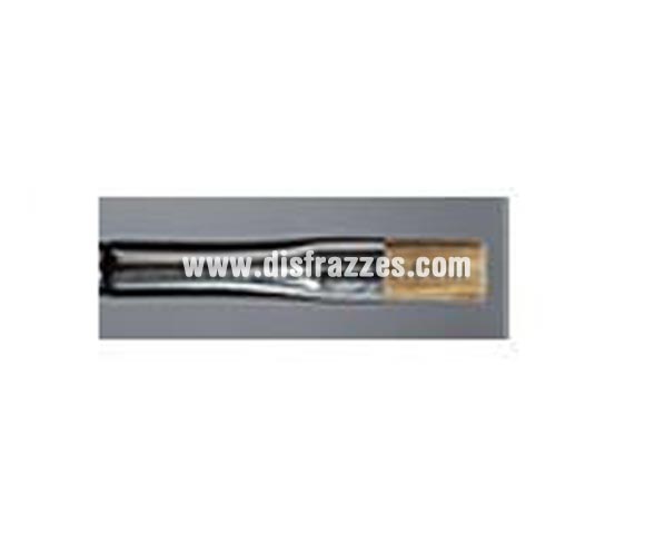 Pincel con pelo de buey, (runderpenseel), 6 mm.
Los pinceles de pelo de buey son apropiados para pintar la cara con el Water Make-up (maquillaje al agua). Los pinceles de pelo de buey son planos con la punta plana. Los pelos de los pinceles R2 y R4 pueden cortarse en ángulo para poder hacer un trabajo más fino (por ejemplo para darle forma a las cejas, o para dar un efecto camuflaje).
Aplicación
El pelo de buey requiere más control, por lo tanto ejerza tensión con cuidado cuando trabaje con este tipo de pinceles.
Limpieza del producto
Los pinceles de pelo de buey se pueden limpiar con champú, jabón o agua. Después de lavar, moldee con la mano los pelos mojados en la forma correcta y deje el pincel encima de una toalla seca.

No deje el pincel en forma vertical mientras se está secando, porque el agua restante la va a absorber el mango del pincel. Tampoco deje los pinceles remojados en agua por periodos largos de tiempo, porque se dañan los pelos del pincel. 