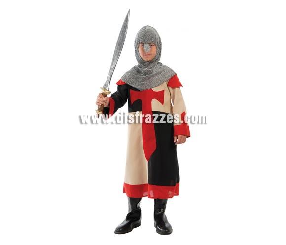 Disfraz barato de Guerrero Medieval Cruzado para niño. Talla de 7 a 9 años. Incluye casaca y verdugo. Espada NO incluida, podrás verla en la sección de Complementos. Un disfraz de niños perfecto para Ferias Medievales. 