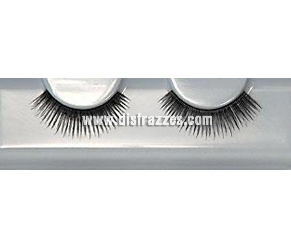 Pestañas postizas (Eyelashes Real hair - 101) de color negro. 
Se utiliza para crear un efecto de grosor en las pestañas.
Retire con cuidado las pestañas de su caja y, utilizando el extremo con adhesivo que sostiene las pestañas en su caja puede adherir las pestañas al extremo superior utilizando pinzas o los dedos. Trabaje desde adentro hacia fuera y empiece ligeramente desde el lado interior del ojo, después quite las pestañas de nuevo. Cualquier longitud sobrante se puede cortar por el extremo exterior. 
Aplique un poco de Eyelash Adhesive (pegamento para pestañas) en la palma de la mano y después aplique una pequeña cantidad de pegamento en las orillas de la pestaña ya sea con algún lado de la espátula o la cola del pincel. Utilice más pegamento en las orillas internas y externas.