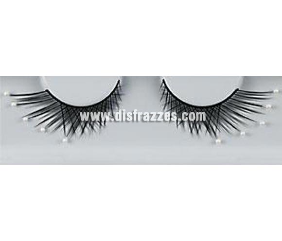 Pestañas postizas (Eyelashes- 307) de color negro con 5 bolitas blancas en las puntas. 
Se utiliza para crear un efecto de grosor en las pestañas.
Retire con cuidado las pestañas de su caja y, utilizando el extremo con adhesivo que sostiene las pestañas en su caja puede adherir las pestañas al extremo superior utilizando pinzas o los dedos. Trabaje desde adentro hacia fuera y empiece ligeramente desde el lado interior del ojo, después quite las pestañas de nuevo. Cualquier longitud sobrante se puede cortar por el extremo exterior. 
Aplique un poco de Eyelash Adhesive (pegamento para pestañas) en la palma de la mano y después aplique una pequeña cantidad de pegamento en las orillas de la pestaña ya sea con algún lado de la espátula o la cola del pincel. Utilice más pegamento en las orillas internas y externas.