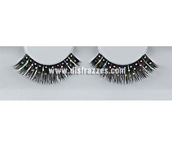 Pestañas postizas (Eyelashes- 309) de color negro con rayas de varios colores y purpurina plata. 
Se utiliza para crear un efecto de grosor en las pestañas.
Retire con cuidado las pestañas de su caja y, utilizando el extremo con adhesivo que sostiene las pestañas en su caja puede adherir las pestañas al extremo superior utilizando pinzas o los dedos. Trabaje desde adentro hacia fuera y empiece ligeramente desde el lado interior del ojo, después quite las pestañas de nuevo. Cualquier longitud sobrante se puede cortar por el extremo exterior. 
Aplique un poco de Eyelash Adhesive (pegamento para pestañas) en la palma de la mano y después aplique una pequeña cantidad de pegamento en las orillas de la pestaña ya sea con algún lado de la espátula o la cola del pincel. Utilice más pegamento en las orillas internas y externas.