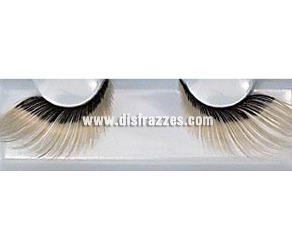 Pestañas postizas extralargas (Eyelashes - 253) de color negro con las puntas blancas.
Se utiliza para crear un efecto de grosor en las pestañas.
Retire con cuidado las pestañas de su caja y, utilizando el extremo con adhesivo que sostiene las pestañas en su caja puede adherir las pestañas al extremo superior utilizando pinzas o los dedos. Trabaje desde adentro hacia fuera y empiece ligeramente desde el lado interior del ojo, después quite las pestañas de nuevo. Cualquier longitud sobrante se puede cortar por el extremo exterior. 
Aplique un poco de Eyelash Adhesive (pegamento para pestañas) en la palma de la mano y después aplique una pequeña cantidad de pegamento en las orillas de la pestaña ya sea con algún lado de la espátula o la cola del pincel. Utilice más pegamento en las orillas internas y externas.