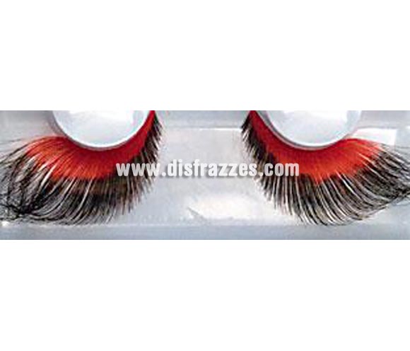Pestañas postizas (Eyelashes - 260) de color rojo con las puntas negras. 
Se utiliza para crear un efecto de grosor en las pestañas.
Retire con cuidado las pestañas de su caja y, utilizando el extremo con adhesivo que sostiene las pestañas en su caja puede adherir las pestañas al extremo superior utilizando pinzas o los dedos. Trabaje desde adentro hacia fuera y empiece ligeramente desde el lado interior del ojo, después quite las pestañas de nuevo. Cualquier longitud sobrante se puede cortar por el extremo exterior. 
Aplique un poco de Eyelash Adhesive (pegamento para pestañas) en la palma de la mano y después aplique una pequeña cantidad de pegamento en las orillas de la pestaña ya sea con algún lado de la espátula o la cola del pincel. Utilice más pegamento en las orillas internas y externas.