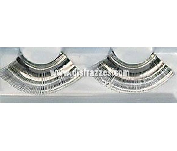 Pestañas postizas extralargas (Eyelashes - 283) de color plata.
Se utiliza para crear un efecto de grosor en las pestañas.
Retire con cuidado las pestañas de su caja y, utilizando el extremo con adhesivo que sostiene las pestañas en su caja puede adherir las pestañas al extremo superior utilizando pinzas o los dedos. Trabaje desde adentro hacia fuera y empiece ligeramente desde el lado interior del ojo, después quite las pestañas de nuevo. Cualquier longitud sobrante se puede cortar por el extremo exterior. 
Aplique un poco de Eyelash Adhesive (pegamento para pestañas) en la palma de la mano y después aplique una pequeña cantidad de pegamento en las orillas de la pestaña ya sea con algún lado de la espátula o la cola del pincel. Utilice más pegamento en las orillas internas y externas.