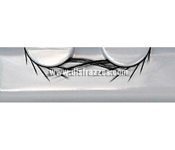 Pestañas postizas fashion (Eyelashes - 320) de color negro.
Se utiliza para crear un efecto de grosor en las pestañas.
Retire con cuidado las pestañas de su caja y, utilizando el extremo con adhesivo que sostiene las pestañas en su caja puede adherir las pestañas al extremo superior utilizando pinzas o los dedos. Trabaje desde adentro hacia fuera y empiece ligeramente desde el lado interior del ojo, después quite las pestañas de nuevo. Cualquier longitud sobrante se puede cortar por el extremo exterior. 
Aplique un poco de Eyelash Adhesive (pegamento para pestañas) en la palma de la mano y después aplique una pequeña cantidad de pegamento en las orillas de la pestaña ya sea con algún lado de la espátula o la cola del pincel. Utilice más pegamento en las orillas internas y externas.