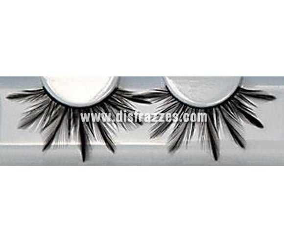 Pestañas postizas fashion (Eyelashes - 152) de color negro.
Se utiliza para crear un efecto de grosor en las pestañas.
Retire con cuidado las pestañas de su caja y, utilizando el extremo con adhesivo que sostiene las pestañas en su caja puede adherir las pestañas al extremo superior utilizando pinzas o los dedos. Trabaje desde adentro hacia fuera y empiece ligeramente desde el lado interior del ojo, después quite las pestañas de nuevo. Cualquier longitud sobrante se puede cortar por el extremo exterior. 
Aplique un poco de Eyelash Adhesive (pegamento para pestañas) en la palma de la mano y después aplique una pequeña cantidad de pegamento en las orillas de la pestaña ya sea con algún lado de la espátula o la cola del pincel. Utilice más pegamento en las orillas internas y externas.
