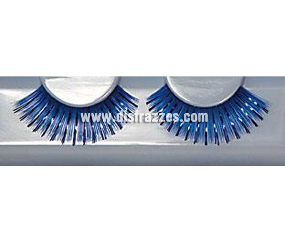 Pestañas postizas extralargas (Eyelashes - 223) de color azul. 
Se utiliza para crear un efecto de grosor en las pestañas.
Retire con cuidado las pestañas de su caja y, utilizando el extremo con adhesivo que sostiene las pestañas en su caja puede adherir las pestañas al extremo superior utilizando pinzas o los dedos. Trabaje desde adentro hacia fuera y empiece ligeramente desde el lado interior del ojo, después quite las pestañas de nuevo. Cualquier longitud sobrante se puede cortar por el extremo exterior. 
Aplique un poco de Eyelash Adhesive (pegamento para pestañas) en la palma de la mano y después aplique una pequeña cantidad de pegamento en las orillas de la pestaña ya sea con algún lado de la espátula o la cola del pincel. Utilice más pegamento en las orillas internas y externas.