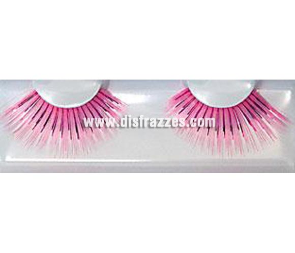 Pestañas postizas extralargas (Eyelashes - 220) de color rosa. 
Se utiliza para crear un efecto de grosor en las pestañas.
Retire con cuidado las pestañas de su caja y, utilizando el extremo con adhesivo que sostiene las pestañas en su caja puede adherir las pestañas al extremo superior utilizando pinzas o los dedos. Trabaje desde adentro hacia fuera y empiece ligeramente desde el lado interior del ojo, después quite las pestañas de nuevo. Cualquier longitud sobrante se puede cortar por el extremo exterior. 
Aplique un poco de Eyelash Adhesive (pegamento para pestañas) en la palma de la mano y después aplique una pequeña cantidad de pegamento en las orillas de la pestaña ya sea con algún lado de la espátula o la cola del pincel. Utilice más pegamento en las orillas internas y externas.