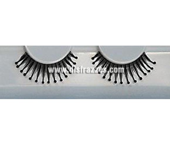Pestañas postizas fantasía (Eyelashes - 231) con bolitas en las puntas de color negro. 
Se utiliza para crear un efecto de grosor en las pestañas.
Retire con cuidado las pestañas de su caja y, utilizando el extremo con adhesivo que sostiene las pestañas en su caja puede adherir las pestañas al extremo superior utilizando pinzas o los dedos. Trabaje desde adentro hacia fuera y empiece ligeramente desde el lado interior del ojo, después quite las pestañas de nuevo. Cualquier longitud sobrante se puede cortar por el extremo exterior. 
Aplique un poco de Eyelash Adhesive (pegamento para pestañas) en la palma de la mano y después aplique una pequeña cantidad de pegamento en las orillas de la pestaña ya sea con algún lado de la espátula o la cola del pincel. Utilice más pegamento en las orillas internas y externas.