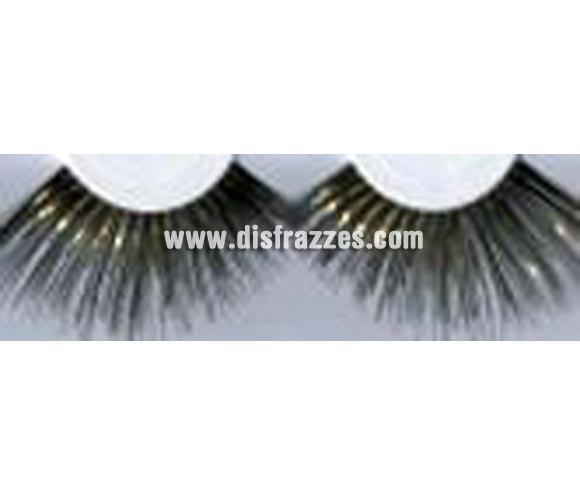 Pestañas postizas extralargas (Eyelashes - 227) de color negro y dorado. 
Se utiliza para crear un efecto de grosor en las pestañas.
Retire con cuidado las pestañas de su caja y, utilizando el extremo con adhesivo que sostiene las pestañas en su caja puede adherir las pestañas al extremo superior utilizando pinzas o los dedos. Trabaje desde adentro hacia fuera y empiece ligeramente desde el lado interior del ojo, después quite las pestañas de nuevo. Cualquier longitud sobrante se puede cortar por el extremo exterior. 
Aplique un poco de Eyelash Adhesive (pegamento para pestañas) en la palma de la mano y después aplique una pequeña cantidad de pegamento en las orillas de la pestaña ya sea con algún lado de la espátula o la cola del pincel. Utilice más pegamento en las orillas internas y externas.