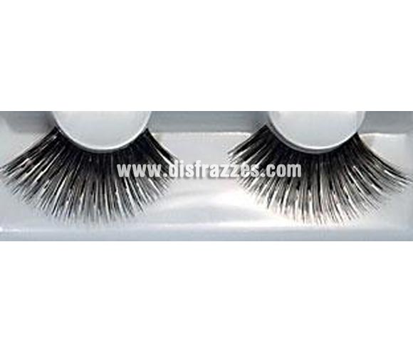 Pestañas postizas extralargas (Eyelashes - 221) de color negro.
Se utiliza para crear un efecto de grosor en las pestañas.
Retire con cuidado las pestañas de su caja y, utilizando el extremo con adhesivo que sostiene las pestañas en su caja puede adherir las pestañas al extremo superior utilizando pinzas o los dedos. Trabaje desde adentro hacia fuera y empiece ligeramente desde el lado interior del ojo, después quite las pestañas de nuevo. Cualquier longitud sobrante se puede cortar por el extremo exterior. 
Aplique un poco de Eyelash Adhesive (pegamento para pestañas) en la palma de la mano y después aplique una pequeña cantidad de pegamento en las orillas de la pestaña ya sea con algún lado de la espátula o la cola del pincel. Utilice más pegamento en las orillas internas y externas.