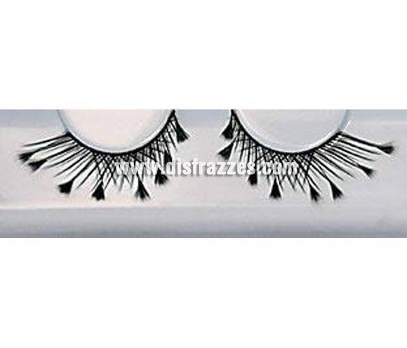 Pestañas postizas con plumas (Eyelashes - 150) de color negro.
Se utiliza para crear un efecto de grosor en las pestañas.
Retire con cuidado las pestañas de su caja y, utilizando el extremo con adhesivo que sostiene las pestañas en su caja puede adherir las pestañas al extremo superior utilizando pinzas o los dedos. Trabaje desde adentro hacia fuera y empiece ligeramente desde el lado interior del ojo, después quite las pestañas de nuevo. Cualquier longitud sobrante se puede cortar por el extremo exterior. 
Aplique un poco de Eyelash Adhesive (pegamento para pestañas) en la palma de la mano y después aplique una pequeña cantidad de pegamento en las orillas de la pestaña ya sea con algún lado de la espátula o la cola del pincel. Utilice más pegamento en las orillas internas y externas.