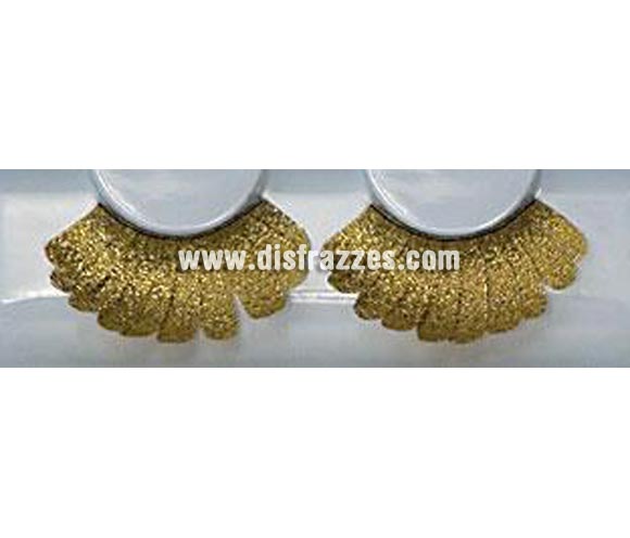 Pestañas postizas con plumas (Eyelashes - 156) de color oro.
Se utiliza para crear un efecto de grosor en las pestañas.
Retire con cuidado las pestañas de su caja y, utilizando el extremo con adhesivo que sostiene las pestañas en su caja puede adherir las pestañas al extremo superior utilizando pinzas o los dedos. Trabaje desde adentro hacia fuera y empiece ligeramente desde el lado interior del ojo, después quite las pestañas de nuevo. Cualquier longitud sobrante se puede cortar por el extremo exterior. 
Aplique un poco de Eyelash Adhesive (pegamento para pestañas) en la palma de la mano y después aplique una pequeña cantidad de pegamento en las orillas de la pestaña ya sea con algún lado de la espátula o la cola del pincel. Utilice más pegamento en las orillas internas y externas.