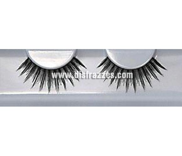 Pestañas postizas pelo real (Eyelashes Real Hair - 105) de color negro. 
Se utiliza para crear un efecto de grosor en las pestañas.
Retire con cuidado las pestañas de su caja y, utilizando el extremo con adhesivo que sostiene las pestañas en su caja puede adherir las pestañas al extremo superior utilizando pinzas o los dedos. Trabaje desde adentro hacia fuera y empiece ligeramente desde el lado interior del ojo, después quite las pestañas de nuevo. Cualquier longitud sobrante se puede cortar por el extremo exterior. 
Aplique un poco de Eyelash Adhesive (pegamento para pestañas) en la palma de la mano y después aplique una pequeña cantidad de pegamento en las orillas de la pestaña ya sea con algún lado de la espátula o la cola del pincel. Utilice más pegamento en las orillas internas y externas.