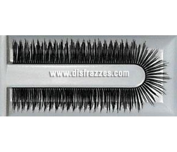 Pestañas postizas pelo real (Eyelashes Real Hair - 515) de color negro. 
Se utiliza para crear un efecto de grosor en las pestañas.
Retire con cuidado las pestañas de su caja y, utilizando el extremo con adhesivo que sostiene las pestañas en su caja puede adherir las pestañas al extremo superior utilizando pinzas o los dedos. Trabaje desde adentro hacia fuera y empiece ligeramente desde el lado interior del ojo, después quite las pestañas de nuevo. Cualquier longitud sobrante se puede cortar por el extremo exterior. 
Aplique un poco de Eyelash Adhesive (pegamento para pestañas) en la palma de la mano y después aplique una pequeña cantidad de pegamento en las orillas de la pestaña ya sea con algún lado de la espátula o la cola del pincel. Utilice más pegamento en las orillas internas y externas.