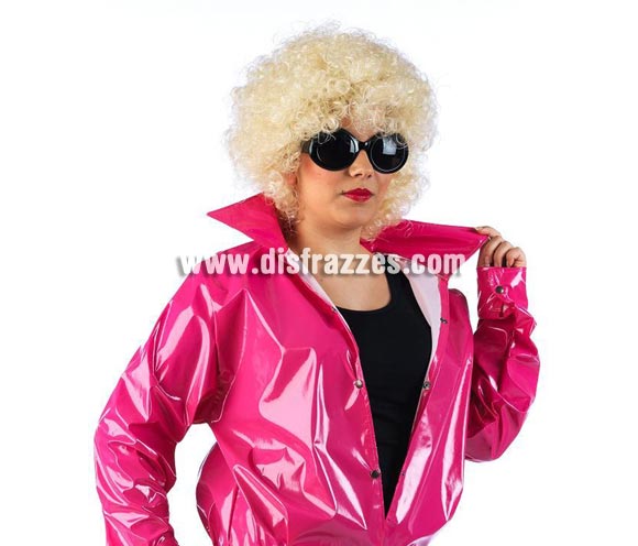 Peluca de Sandy interpretada por Olivia Newton John en la película Grease. Ésta peluca es ideal para ponérsela con la chaqueta de Pink Ladies, ref. 0303CON, con el disfraz ref. 80389GUI o también para disfrazarse de Marilyn.