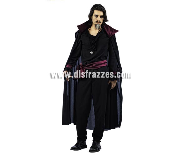 Disfraz de Vampiro Gótico Deluxe para hombre. Alta calidad, hecho en España. Disponible en varias tallas. Incluye camisa, pantalón y capa. Colgantes NO incluidos, podrás encontrar en nuestra sección de Complementos. Éste disfraz hace pareja con la ref. MA134LI.