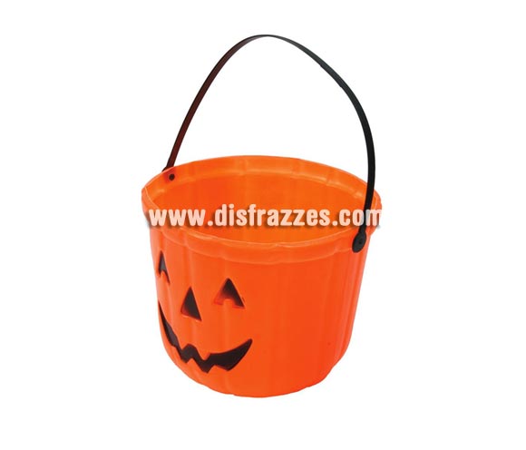 Cubo Calabaza de plástico de 20 cm para Halloween. Sirve tanto para recober los caramelos como para tenerlos en casa preparados para cuando vengan los niños a proponernos el famoso TRUCO O TRATO.