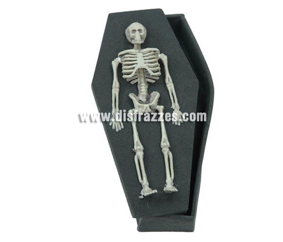Ataúd o Féretro Esqueleto decorativo para Halloween de unos 18 cm. Artículo muy apropiado para decoración de Halloween en Discotecas, Pub's, Restaurantes, Colegios y Casas particulares y así crear un ambiente terrorífico y tenebroso típico de la Fiesta de Halloween cada vez más seguida por todos.
¡¡Cómpranos la decoración para Halloween, será divertido!!