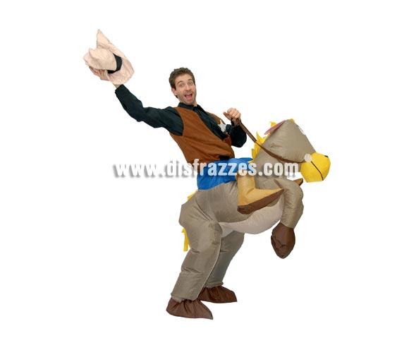 Disfraz de Vaquero con caballo hinchable. Talla universal. Incluye gorro y mecanismo para hinchar. Pilas NO incluidas.