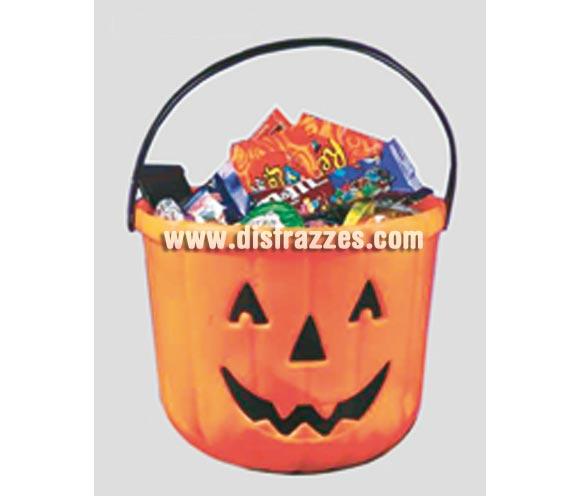 Cesta Calabaza de unos 19 cm. de diámetro para Halloween. Es perfecta para que los niños la lleven por las casas y metan los caramelos o golosinas que les regalen y es también ideal para decorar Pub's, Discotecas, Casas particulares, Colegios y Restaurantes en Halloween y crear un ambiente terrorífico.
¡¡Compra la decoración y los complementos de tus disfraces para Halloween en nuestra tienda de disfraces, será divertido!!