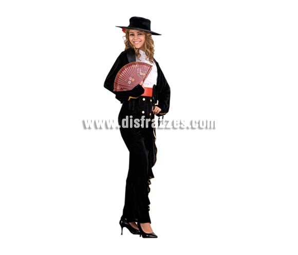 Disfraz de Cordobesa Sexy adulta. Talla única 42/44. Incluye sombrero con flor, camisa, pecherín, chaqueta, fajín y falda ajustable. En la imagen, parece un pantalón, pero si te fijas bien verás que es una falda estrechita.