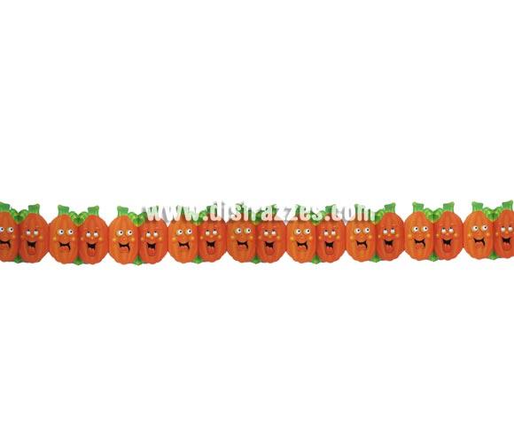 Guirnalda papel fantasía de Calabazas divertidas de color de 16 x 400 cm. para Halloween. Artículo muy apropiado para decoración de Halloween en Discotecas, Pub's, Restaurantes, Colegios y Casas particulares y así crear un ambiente terrorífico y tenebroso típico de la Fiesta de Halloween cada vez más seguida por todos. ¡¡Cómpranos la decoración para Halloween, será divertido!! 