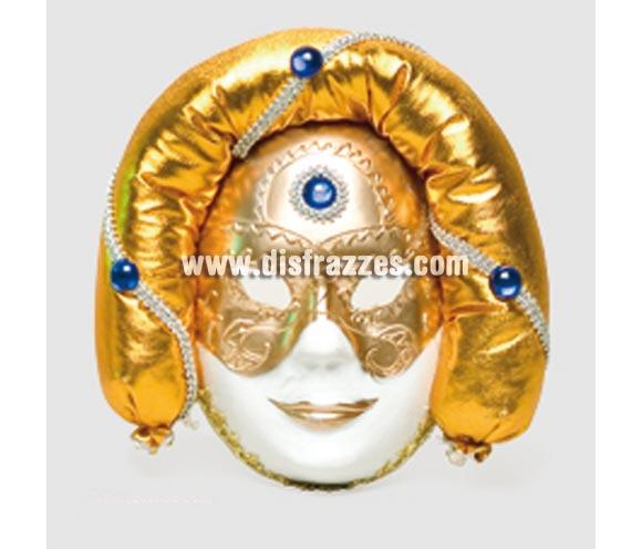 Máscara Veneciana turbante dorada. Talla Universal. Máscara Veneciana ideal para disfrazarse en Carnaval incluso en Halloween y dar el golpe con una máscara de Venecia de precio barato. Con ésta máscara Veneciana no te reconocerán y podrás sentir que todos te miran ya que es una máscara que llama la atención.

¡¡Compra tu máscara Veneciana en nuestra tienda de disfraces, será divertido!!
