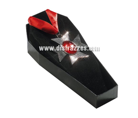 Medallón de Drácula en ataud para Halloween. Ideal como complemento de tu disfraz de Halloween para ir de Fiesta a Pubs, Discotecas, Casas particulares o Restaurantes y ayudar a crear un ambiente terrorífico y tenebroso en la Fiesta de Halloween.
¡¡Compra los complementos de tu disfraz para Halloween en nuestra tienda de disfraces, será divertido!!
