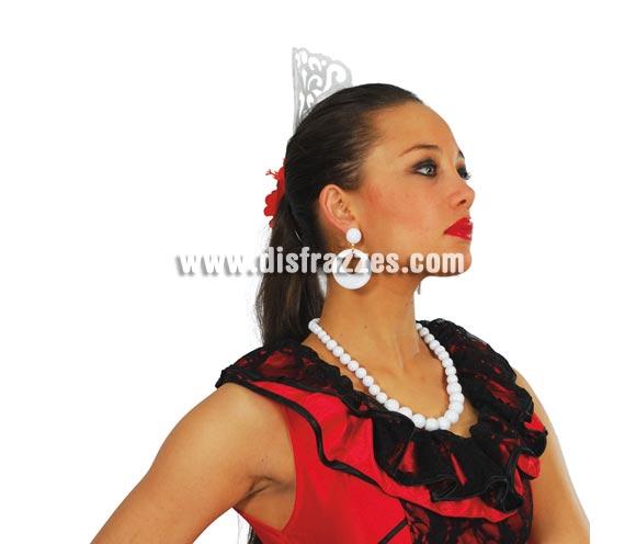 Collar Andaluza color blanco. Ideal como complemento de tu disfraz para Carnaval para ir de Fiesta a Pub's, Discotecas, Casas particulares, Restaurantes o Colegios y ayudar a crear un ambiente Carnavalesco y Festivo propio de la Fiesta de Carnavales.