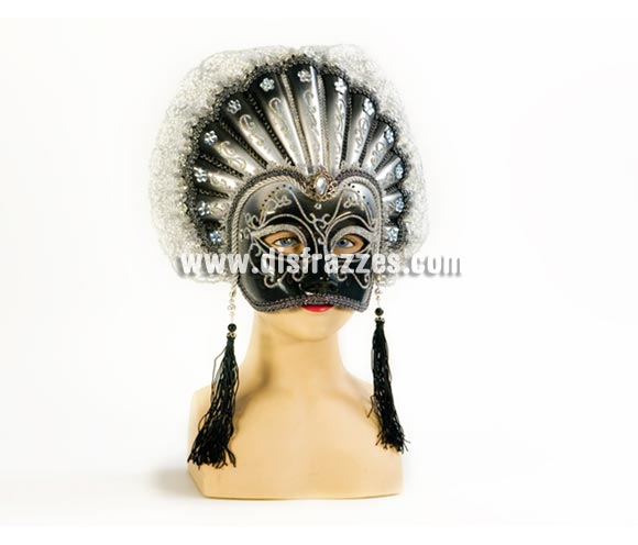 Máscara veneciana negra/blanca con abanico. Talla Universal. Máscara Veneciana ideal para disfrazarse en Carnaval incluso en Halloween y dar el golpe con una máscara de Venecia de precio barato. Con ésta máscara Veneciana no te reconocerán y podrás sentir que todos te miran ya que es una máscara que llama la atención.

¡¡Compra tu máscara Veneciana en nuestra tienda de disfraces, será divertido!!
