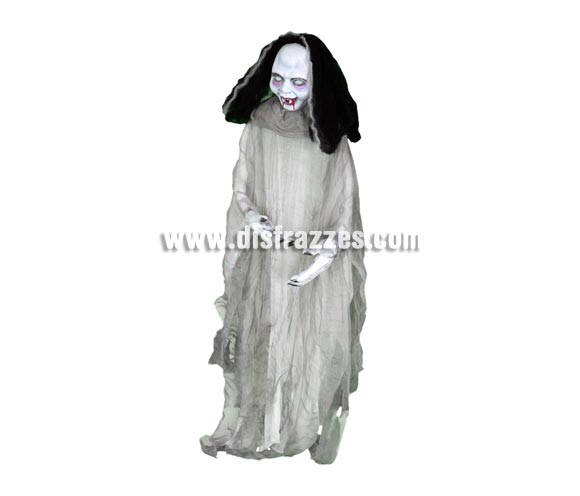 Zombie colgante de melena negra de 90 cm. para Halloween. Artículo muy apropiado para decoración de Halloween en Discotecas, Pubs, Restaurantes, Colegios y Casas particulares y así crear un ambiente terrorífico y tenebroso típico de la Fiesta de Halloween cada vez más seguida por todos. ¡¡Compra la decoración para Halloween en nuestra tienda de disfraces, será divertido!! 