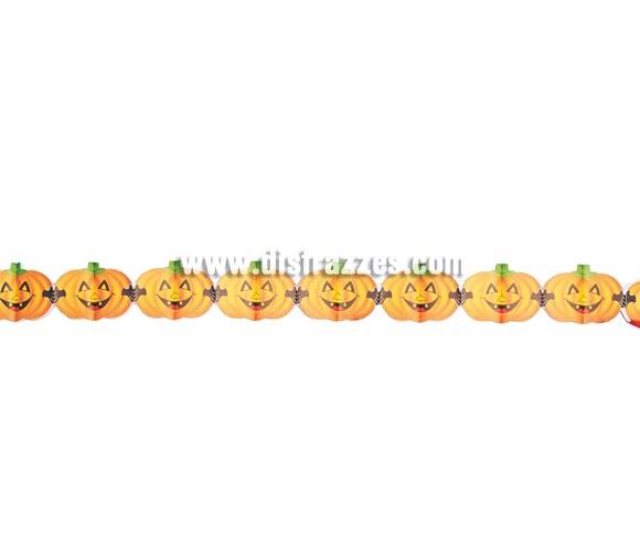 Guirnalda papel fantasía de Calabazas de color de 15 x 400 cm. para Halloween. Artículo muy apropiado para decoración de Halloween en Discotecas, Pub's, Restaurantes, Colegios y Casas particulares y así crear un ambiente terrorífico y tenebroso típico de la Fiesta de Halloween cada vez más seguida por todos. ¡¡Cómpranos la decoración para Halloween, será divertido!! 