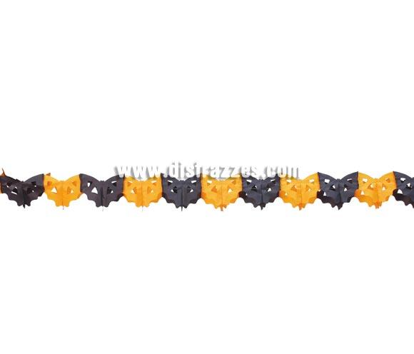 Guirnalda papel fantasía de Murciélagos naranjas y negros de 12 x 350 cm. para Halloween. Artículo muy apropiado para decoración de Halloween en Discotecas, Pub's, Restaurantes, Colegios y Casas particulares y así crear un ambiente terrorífico y tenebroso típico de la Fiesta de Halloween cada vez más seguida por todos. ¡¡Cómpranos la decoración para Halloween, será divertido!!