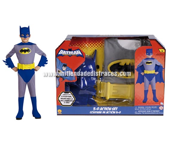 Disfraz de BATMAN THE BRAVE AND THE BOLD 3D ACTION SET. Talla de 3 a 4 años. Incluye camiseta con distintivo, pantalones con cubrebotas, capa, máscara, cinturón y manguitos. Presentación en caja para regalo. Un disfraz con licencia ideal para regalar en Navidad y en cualquier fecha del año.