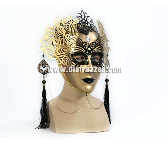 Máscara Veneciana Dorada - Negra. Talla Universal. Máscara Veneciana ideal para disfrazarse en Carnaval incluso en Halloween y dar el golpe con una máscara de Venecia de precio barato. Con ésta máscara Veneciana no te reconocerán y podrás sentir que todos te miran ya que es una máscara que llama la atención.

¡¡Compra tu máscara Veneciana en nuestra tienda de disfraces, será divertido!!
